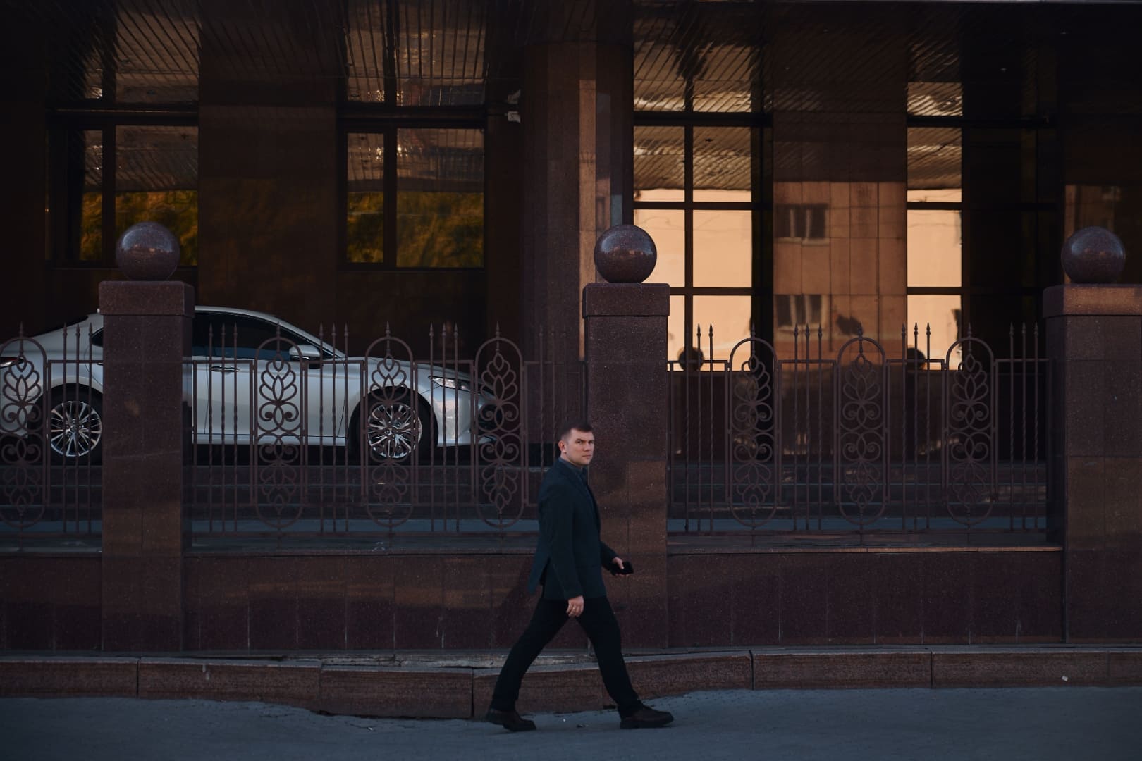 Адвокат у здания суда